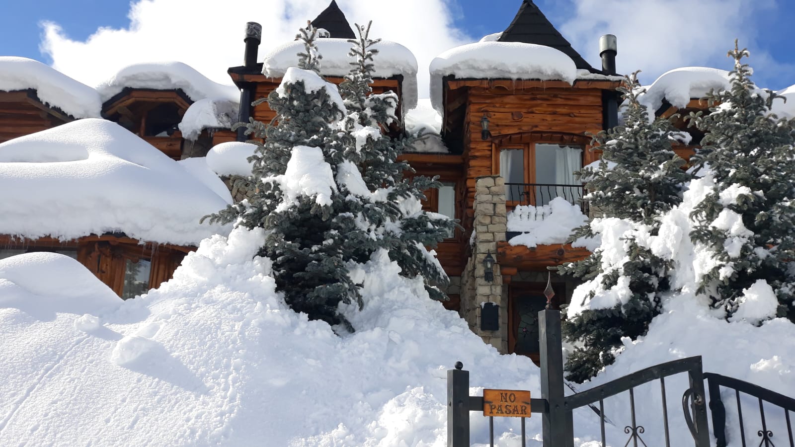 Fachada de Chateau Catedral cubierta de nieve